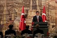 داوود اغلو یلتقی ممثلي روؤس الأموال الأجنبیة المستثمرة في ترکیا 